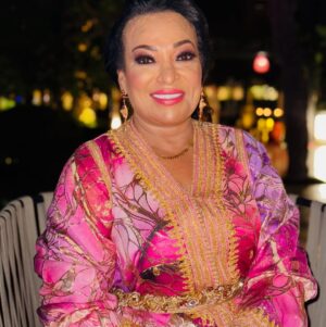 Bouchra Ahrich Instagram - ليلة تكريم الفنانة المرحومة لالة نعيمة لمشرقي في إطار المهرجان الدولي للفيلم بمراكش الدورة 21
L’hommage de la grande dame et artist lala Naïma lemcharki au festival international du film de Marrakech 21 édition
Dressed by : @troisstylescasablanca
Hair & make up : @maison_hazzat
@marrakechfilmfestival