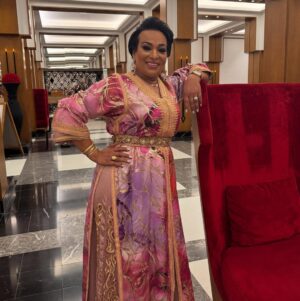 Bouchra Ahrich Instagram - ليلة تكريم الفنانة المرحومة لالة نعيمة لمشرقي في إطار المهرجان الدولي للفيلم بمراكش الدورة 21
L’hommage de la grande dame et artist lala Naïma lemcharki au festival international du film de Marrakech 21 édition
Dressed by : @troisstylescasablanca
Hair & make up : @maison_hazzat
@marrakechfilmfestival