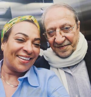 Bouchra Ahrich Instagram - من بين أجمل اللقاءات لقائي بعميد الكوميديا العربية الفنان دريد لحام ببغداد ، رجل مواقف و مثقف من العيار الثقيل و ملم بخبايا الفن . كنت سعيدة بحضور احتفاله بعيد ميلاده 90 . العمر مجرد رقم ♥️🇲🇦 #الفن #المسرح #دريد_لحام #بشرى_اهريش #مهرجان #