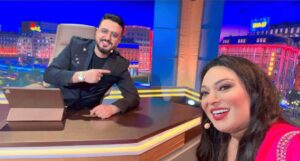 Bouchra Ahrich Instagram - يعجز القلب بإيجاد الشكر والامتنان الصادق لكل من راسلني وجل ما أستطيع قوله هو حبكم لا يقدر فقط بالكلمات بل بأجمل وأصدق الدعوات للجميع بالصحة الجيدة والسلام والسعادة الدائمة.شكرا اخي @allalirachid على الدعوة و الاستضافة. سررت بالقاء معك و مع الجمهور المغربي داخل و خارج المملكة. و كل الشكر لقناة @2mtv و الطاقم الفني و التقني و كذلك للفرقة الموسيقية المحترفة
الملابس و الاكسسوارات: @hajar.nassiri.collection