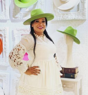 Bouchra Ahrich Instagram - سمراء ابتسمت، فأربكت قلب ذاك الذي تاب عن الحب …🤍💚 #goodvibes #life #green #loveyou #brunette #moroccan #loveyourlife #hat