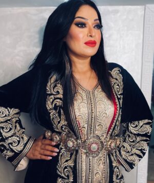 Bouchra Ahrich Instagram - الذين يشتكون قلة الرزق، وقلة الحظ، وسوء الحياة خزائنهم مليئة وغنية، ولكنهم فقدوا مفاتيح كنوزهم وهي التفاؤل، والصبر، والإيمان. 🖤❤️
#بشرى_اهريش #تفاؤل #حب #المغربيات_اجمل_نساء_الكون #القفطان_المغربي_العالمي #الرباط #احبكم