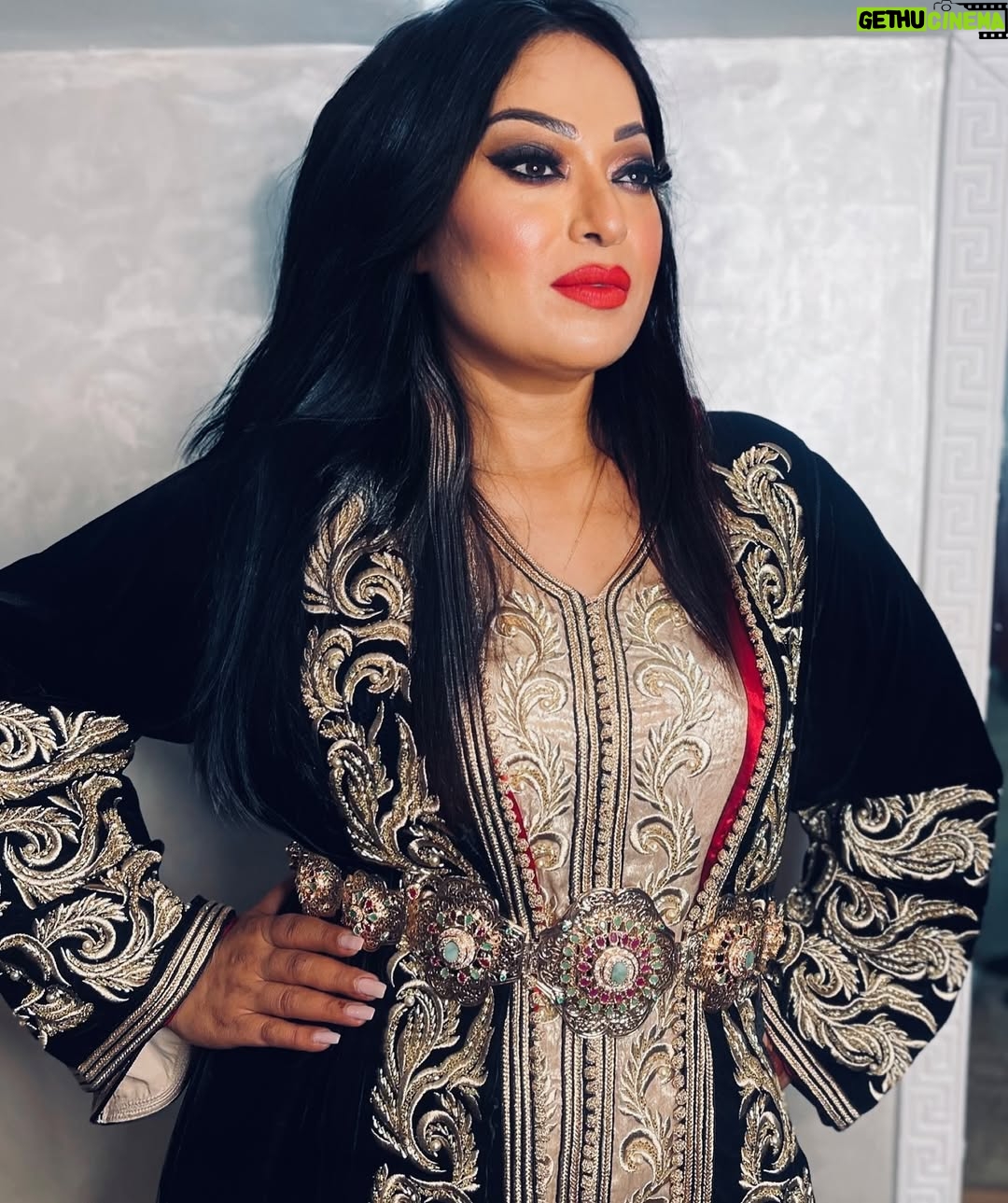 Bouchra Ahrich - 1.6K Likes - الذين يشتكون قلة الرزق، وقلة الحظ، وسوء الحياة خزائنهم مليئة وغنية، ولكنهم فقدوا مفاتيح كنوزهم وهي التفاؤل، والصبر، والإيمان. 🖤❤️

#بشرى_اهريش #تفاؤل #حب #المغربيات_اجمل_نساء_الكون #القفطان_المغربي_العالمي #الرباط #احبكم