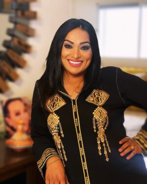 Bouchra Ahrich Instagram - قال رجل لصاحبه وهو يتأمل في القصور: أين نحن حين قسمت هذه الأموال؟ فأخذه صاحبه للمستشفى وقال له: وأين نحن حين قسمت هذه الأمراض؟! إذاً فاحمد الله على كل حال وفي كل وقت.💛🖤
#الحمد_لله #نزول_المطر_ساعة_استجابة #رمضان #العشر_الاواخر #ليلة_القدر_خير_من_الف_شهر #بشرى_اهريش #اللهم_صل_وسلم_وبارك_على_نبينا_محمد 🕊️