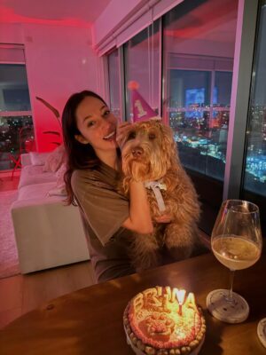 Brenda Di Aloy Instagram - Cumple 1 año mi Bruna🎂Mi compañera de todos los días. Dulce, mimosa, juguetona y protectora. A la que más le gusta remolonear en la cama con mimos a la mañana. La que corre rápido sin parar como una liebre. La que ama meterse a la pileta incluso haciendo 1 grado. Y también la fanática de embarrarse. Por quien rendí mi hogar todo blanco e impecable para que ahora ella sea mi verdadero hogar🫶🏻
Te voy a cuidar para siempre🐾🎀✨