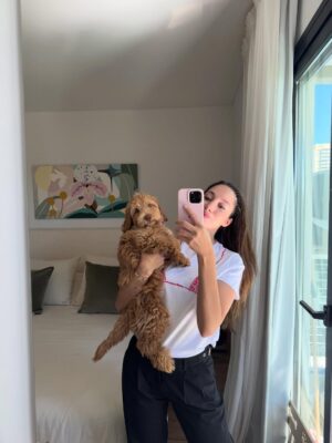Brenda Di Aloy Instagram - Cumple 1 año mi Bruna🎂Mi compañera de todos los días. Dulce, mimosa, juguetona y protectora. A la que más le gusta remolonear en la cama con mimos a la mañana. La que corre rápido sin parar como una liebre. La que ama meterse a la pileta incluso haciendo 1 grado. Y también la fanática de embarrarse. Por quien rendí mi hogar todo blanco e impecable para que ahora ella sea mi verdadero hogar🫶🏻
Te voy a cuidar para siempre🐾🎀✨