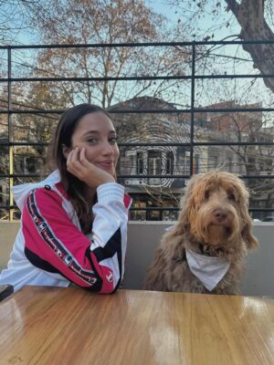Brenda Di Aloy Instagram - Cumple 1 año mi Bruna🎂Mi compañera de todos los días. Dulce, mimosa, juguetona y protectora. A la que más le gusta remolonear en la cama con mimos a la mañana. La que corre rápido sin parar como una liebre. La que ama meterse a la pileta incluso haciendo 1 grado. Y también la fanática de embarrarse. Por quien rendí mi hogar todo blanco e impecable para que ahora ella sea mi verdadero hogar🫶🏻
Te voy a cuidar para siempre🐾🎀✨