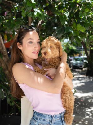 Brenda Di Aloy Instagram - Cumple 1 año mi Bruna🎂Mi compañera de todos los días. Dulce, mimosa, juguetona y protectora. A la que más le gusta remolonear en la cama con mimos a la mañana. La que corre rápido sin parar como una liebre. La que ama meterse a la pileta incluso haciendo 1 grado. Y también la fanática de embarrarse. Por quien rendí mi hogar todo blanco e impecable para que ahora ella sea mi verdadero hogar🫶🏻
Te voy a cuidar para siempre🐾🎀✨