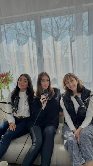 Brenda Di Aloy Instagram - “No entiendo porque sucede esto pero confío” 🤝🏻❤️🩹
del episodio FE en medio de la ENFERMEDAD🥊 con dos mujeres que admiro por su valentía y fortaleza: @celesteiann y @morenaacunaa
Llego un episodio muy especial para mi, recibir a Celes y a More en mi podcast es un honor, dos guerreras que vencieron el cancer y hoy son portavoz de Dios para llevar su Palabra y mostrar Su amor en medio de una enfermedad. El proposito de este podcast no es mostrar un Dios fiel por el resultado de la sanidad, comprendemos que El es fiel en cualquier situacion, y que siempre tiene proposito.
Salmo 73:26 “Mi carne y mi corazón desfallecen; mas la roca de mi corazón y mi porción es Dios para siempre” aunque no entienda el porqué elijo creer