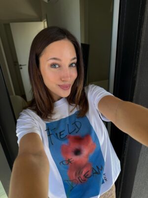 Brenda Di Aloy Instagram - Una selfie y un carrusel con los highlights de mis últimos días para pasar a decirles hola🎠✨
Y que Dios es muy fiel❤️🔥❤️🔥❤️🔥