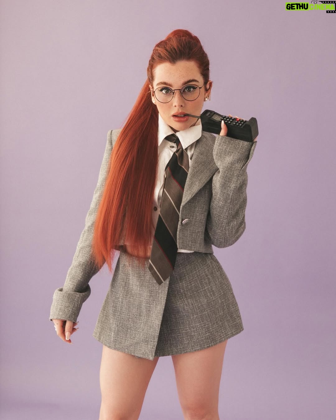 Brigitte Bozzo - 637.3K Likes - Verte bailando se va a caer el cieloooo….. 💜💜💜
.
.
By: @joseindart 
Stylist: @pitufinalau @laustyling 
Makeup: @aleromua