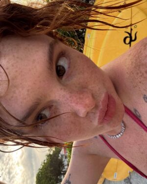 Brigitte Bozzo Instagram - Ese maravilloso día fui a la playa a las 3:40 de la mañana en Brasil para ver este amanecer tan bello.🇧🇷🤎 
2025 lleno de belleza y de muchas oportunidades, hay que aprender a ser tan fascinante como las maravillas del mundo y se nos olvida que venimos de esta creación y creamos cosas bellas también. ✨