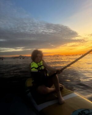 Brigitte Bozzo Instagram - Ese maravilloso día fui a la playa a las 3:40 de la mañana en Brasil para ver este amanecer tan bello.🇧🇷🤎 
2025 lleno de belleza y de muchas oportunidades, hay que aprender a ser tan fascinante como las maravillas del mundo y se nos olvida que venimos de esta creación y creamos cosas bellas también. ✨