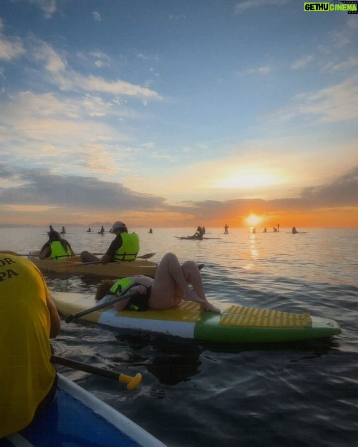 Brigitte Bozzo - 433.7K Likes - Ese maravilloso día fui a la playa a las 3:40 de la mañana en Brasil para ver este amanecer tan bello.🇧🇷🤎 
2025 lleno de belleza y de muchas oportunidades, hay que aprender a ser tan fascinante como las maravillas del mundo y se nos olvida que venimos de esta creación y creamos cosas bellas también. ✨
