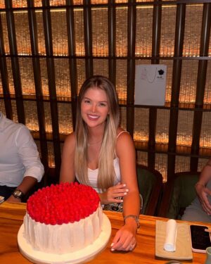 Brunella Horna Instagram - Feliz cumpleaños para mi 🤍
Mis 28 🫶🏼✨