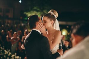Brunella Horna Instagram - Feliz aniversario esposito 🤍
Increíble lo rápido que pasaron estos 2 años. Parece que fue ayer cuando empezamos con los preparativos y en 4 meses tuvimos nuestra boda soñada. Fue mejor de lo que esperábamos, simplemente espectacular. Sigo sin superarlo!
Mi compañero, mi amigo, mi confidente, mi persona favorita, el que me alegra todos los días, quien siempre me saca una sonrisa hasta en el peor momento, el que siempre me acompaña a mis locas aventuras, el mejor papá … 🤍
Te amo y admiro cada día más 🫶🏼