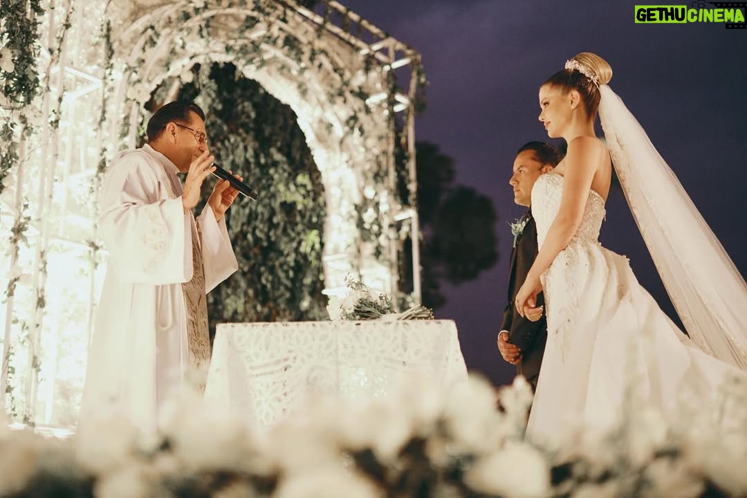 Brunella Horna - 44.9K Likes - Feliz aniversario esposito 🤍
Increíble lo rápido que pasaron estos 2 años. Parece que fue ayer cuando empezamos con los preparativos y en 4 meses tuvimos nuestra boda soñada. Fue mejor de lo que esperábamos, simplemente espectacular. Sigo sin superarlo! 
Mi compañero, mi amigo, mi confidente, mi persona favorita, el que me alegra todos los días, quien siempre me saca una sonrisa hasta en el peor momento, el que siempre me acompaña a mis locas aventuras, el mejor papá … 🤍
Te amo y admiro cada día más 🫶🏼