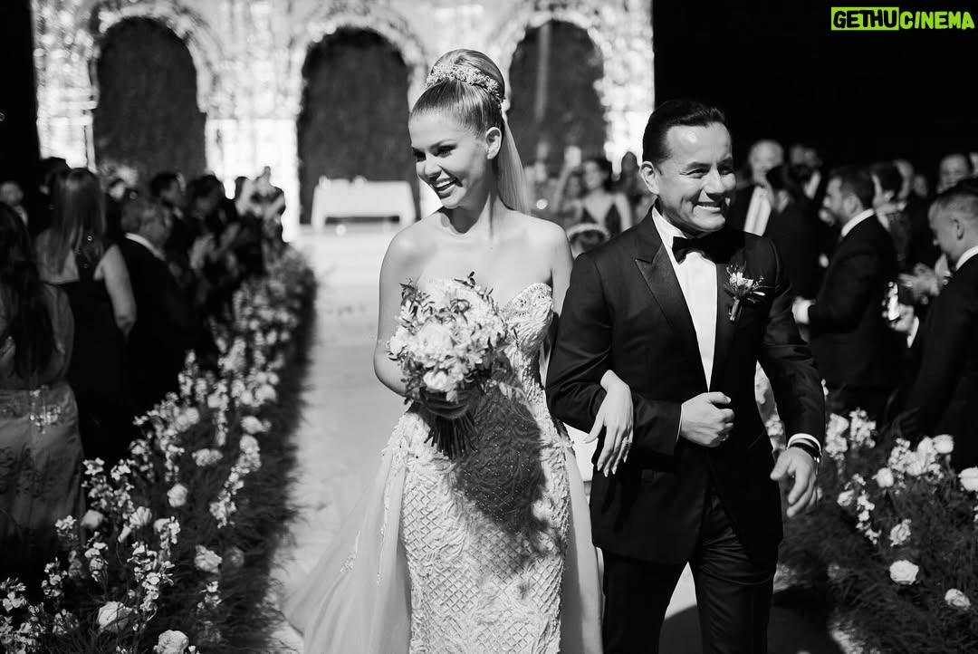 Brunella Horna - 44.9K Likes - Feliz aniversario esposito 🤍
Increíble lo rápido que pasaron estos 2 años. Parece que fue ayer cuando empezamos con los preparativos y en 4 meses tuvimos nuestra boda soñada. Fue mejor de lo que esperábamos, simplemente espectacular. Sigo sin superarlo! 
Mi compañero, mi amigo, mi confidente, mi persona favorita, el que me alegra todos los días, quien siempre me saca una sonrisa hasta en el peor momento, el que siempre me acompaña a mis locas aventuras, el mejor papá … 🤍
Te amo y admiro cada día más 🫶🏼