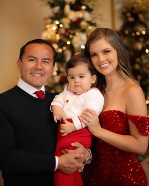 Brunella Horna Instagram - Una navidad mágica, llena de amor ❤️
Mi regalo más grande, mi familia 🫶🏻🎄
.
.
.
Conjunto navideño de Alessio: @monissimaatelier