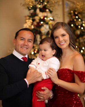 Brunella Horna Instagram - Una navidad mágica, llena de amor ❤️
Mi regalo más grande, mi familia 🫶🏻🎄
.
.
.
Conjunto navideño de Alessio: @monissimaatelier