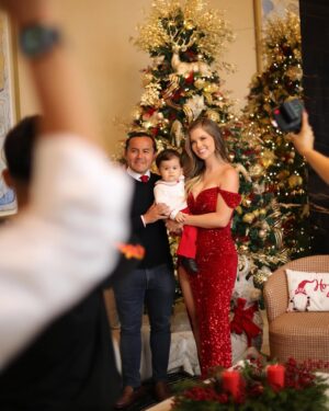 Brunella Horna Instagram - Una navidad mágica, llena de amor ❤️
Mi regalo más grande, mi familia 🫶🏻🎄
.
.
.
Conjunto navideño de Alessio: @monissimaatelier