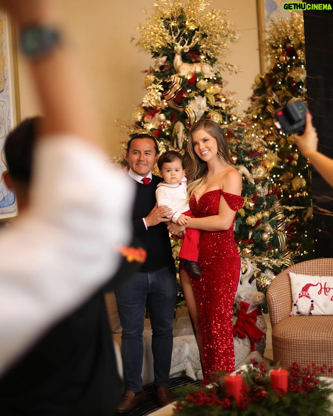 Brunella Horna - 59.7K Likes - Una navidad mágica, llena de amor ❤️
Mi regalo más grande, mi familia 🫶🏻🎄
.
.
.
Conjunto navideño de Alessio: @monissimaatelier