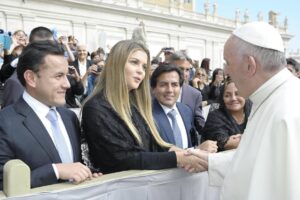Brunella Horna Instagram - Con mucha pena, me uno a millones de personas alrededor del mundo para despedir al Papa Francisco. Su legado de amor, compasión y compartir con el prójimo permanecerá en nuestras vidas. Que su ejemplo nos inspire a ser mejores personas, a amar más y a servir con humildad 🤍
