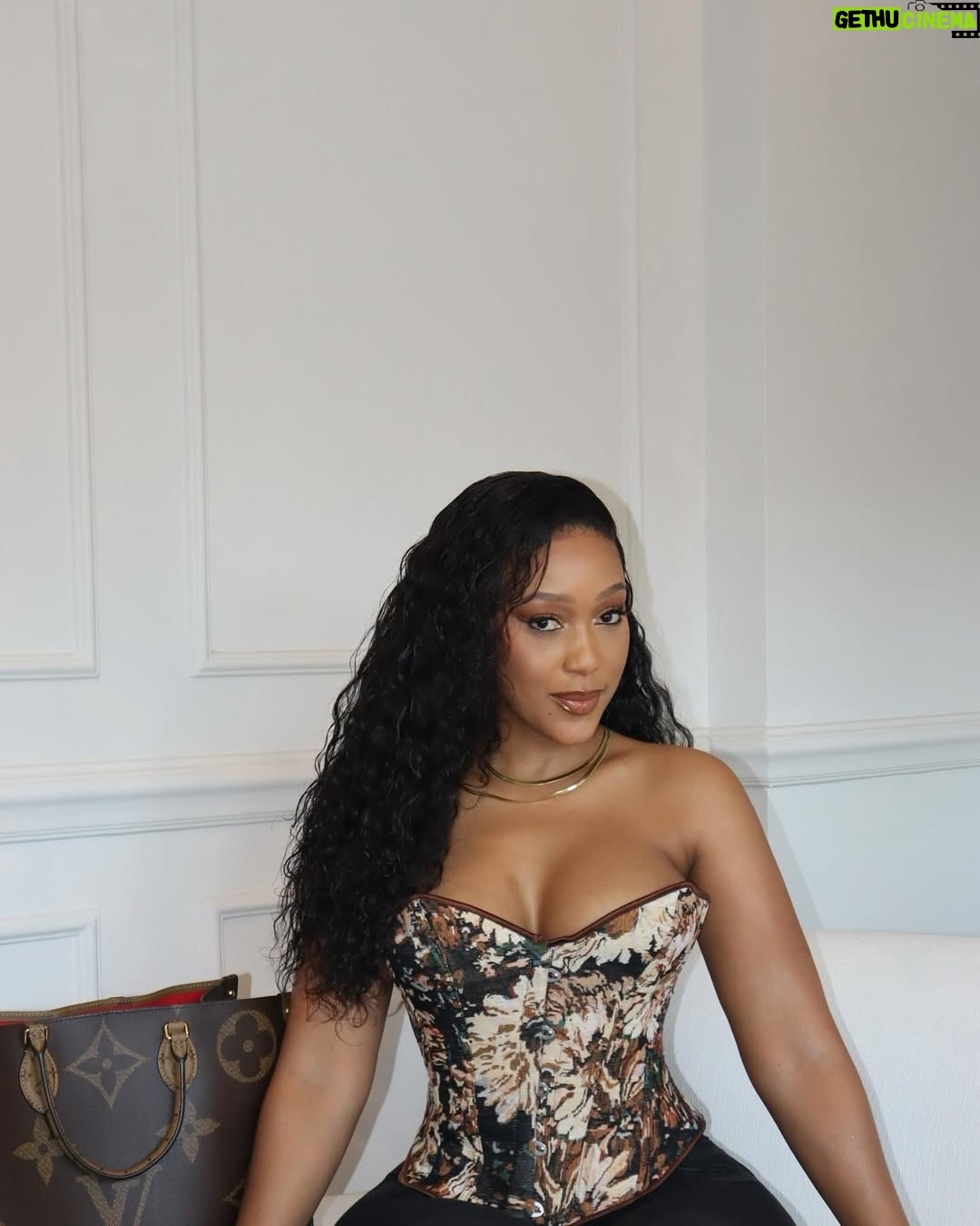 Buhle Samuels - 49.2K Likes - The 4th 
Corset: @bossladydressed