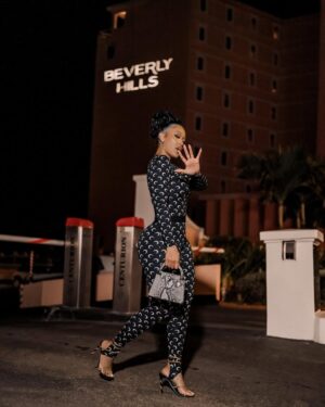 Buhle Samuels Instagram - The 011 in the 031 🤌🏾
📷 @raelsilver_rs
💇🏽♀️ @dolcelooks