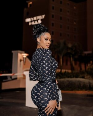 Buhle Samuels Instagram - The 011 in the 031 🤌🏾
📷 @raelsilver_rs
💇🏽♀️ @dolcelooks