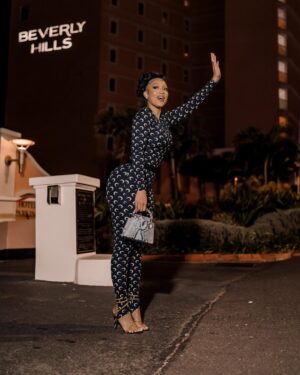 Buhle Samuels Instagram - The 011 in the 031 🤌🏾
📷 @raelsilver_rs
💇🏽♀️ @dolcelooks