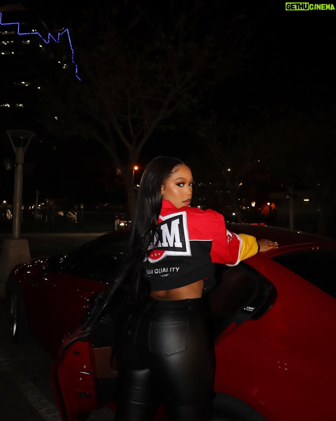 Buhle Samuels - 60.1K Likes - Motorsport 🏁 @FashionNova

🔍  Need For Speed Bomber Jacket
🔍  Sammie High Rise Pants