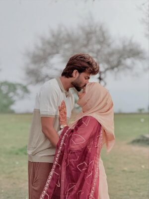 Bushhh Khan Instagram - “Toh nikal padenge apne pahadon ki peeche wali duniya mein, waha nadi kinaare ek chota sa ghar banayenge. Main lakdiya kaat ke launga tu khana banayegi. Sukoon se rahenge.”
.
.
#lailamajnu #ibbush #trending #viral #couplegoals #couples #couple #romantic #love #status #lovestatus #whatsappstatus #explore #explorepage #bushians