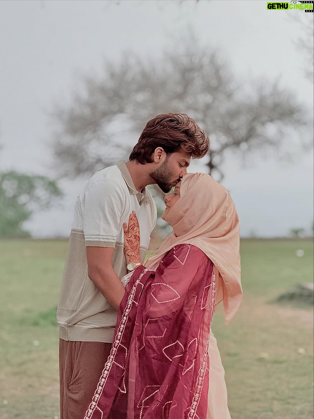 Bushhh Khan - 73K Likes - “Toh nikal padenge apne pahadon ki peeche wali duniya mein, waha nadi kinaare ek chota sa ghar banayenge. Main lakdiya kaat ke launga tu khana banayegi. Sukoon se rahenge.”
.
.
#lailamajnu #ibbush #trending #viral #couplegoals #couples #couple #romantic #love #status #lovestatus #whatsappstatus #explore #explorepage #bushians
