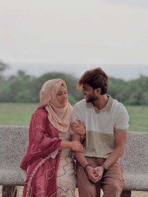 Bushhh Khan Instagram - “Toh nikal padenge apne pahadon ki peeche wali duniya mein, waha nadi kinaare ek chota sa ghar banayenge. Main lakdiya kaat ke launga tu khana banayegi. Sukoon se rahenge.”
.
.
#lailamajnu #ibbush #trending #viral #couplegoals #couples #couple #romantic #love #status #lovestatus #whatsappstatus #explore #explorepage #bushians