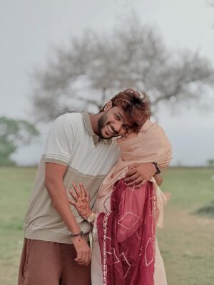 Bushhh Khan Instagram - “Toh nikal padenge apne pahadon ki peeche wali duniya mein, waha nadi kinaare ek chota sa ghar banayenge. Main lakdiya kaat ke launga tu khana banayegi. Sukoon se rahenge.”
.
.
#lailamajnu #ibbush #trending #viral #couplegoals #couples #couple #romantic #love #status #lovestatus #whatsappstatus #explore #explorepage #bushians