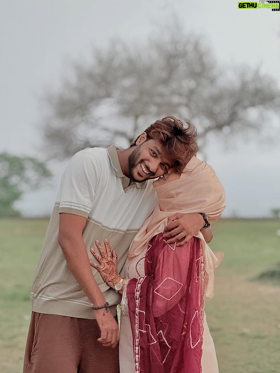 Bushhh Khan - 73K Likes - “Toh nikal padenge apne pahadon ki peeche wali duniya mein, waha nadi kinaare ek chota sa ghar banayenge. Main lakdiya kaat ke launga tu khana banayegi. Sukoon se rahenge.”
.
.
#lailamajnu #ibbush #trending #viral #couplegoals #couples #couple #romantic #love #status #lovestatus #whatsappstatus #explore #explorepage #bushians