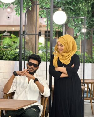 Bushhh Khan Instagram - Itna serious kon rehta hai ?? 
Kabhi haas bhi diya kro !! 🫣🤪 
.
.
#ibbush #queen #couple