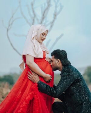 Bushhh Khan Instagram - Our family is growing from two to three ♥️🌍 insha Allah 
.
.
Say Mashallah 🥰 #ibbush
.
📸 : @ms_photography_mumbai