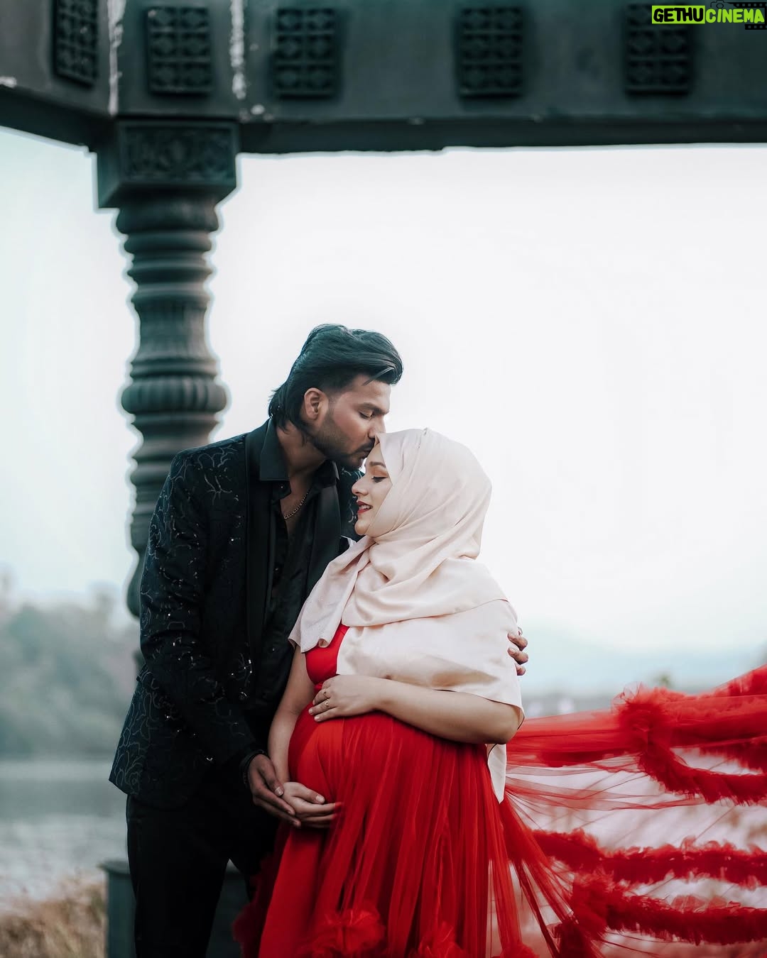 Bushhh Khan - 270K Likes - Our family is growing from two to three ♥️🌍 insha Allah 
.
.
Say Mashallah 🥰 #ibbush
.
📸 : @ms_photography_mumbai