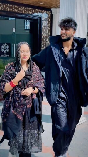 Bushhh Khan Instagram - Tag your love ❤️🧿🙈 #ibbush 
.
.
.
#couplegoals #trendingreels #trending #viral #couple #bushians