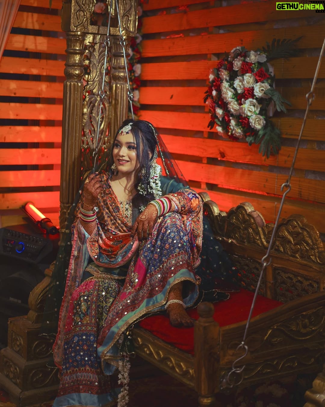 Bushhh Khan - 302.4K Likes - Mehndi pictures 💚  #ibbush 
.
.
Makeup by : @twinkle_slick_makeover_studio 

Outfit from : @irminfashion ( In Mumbra )