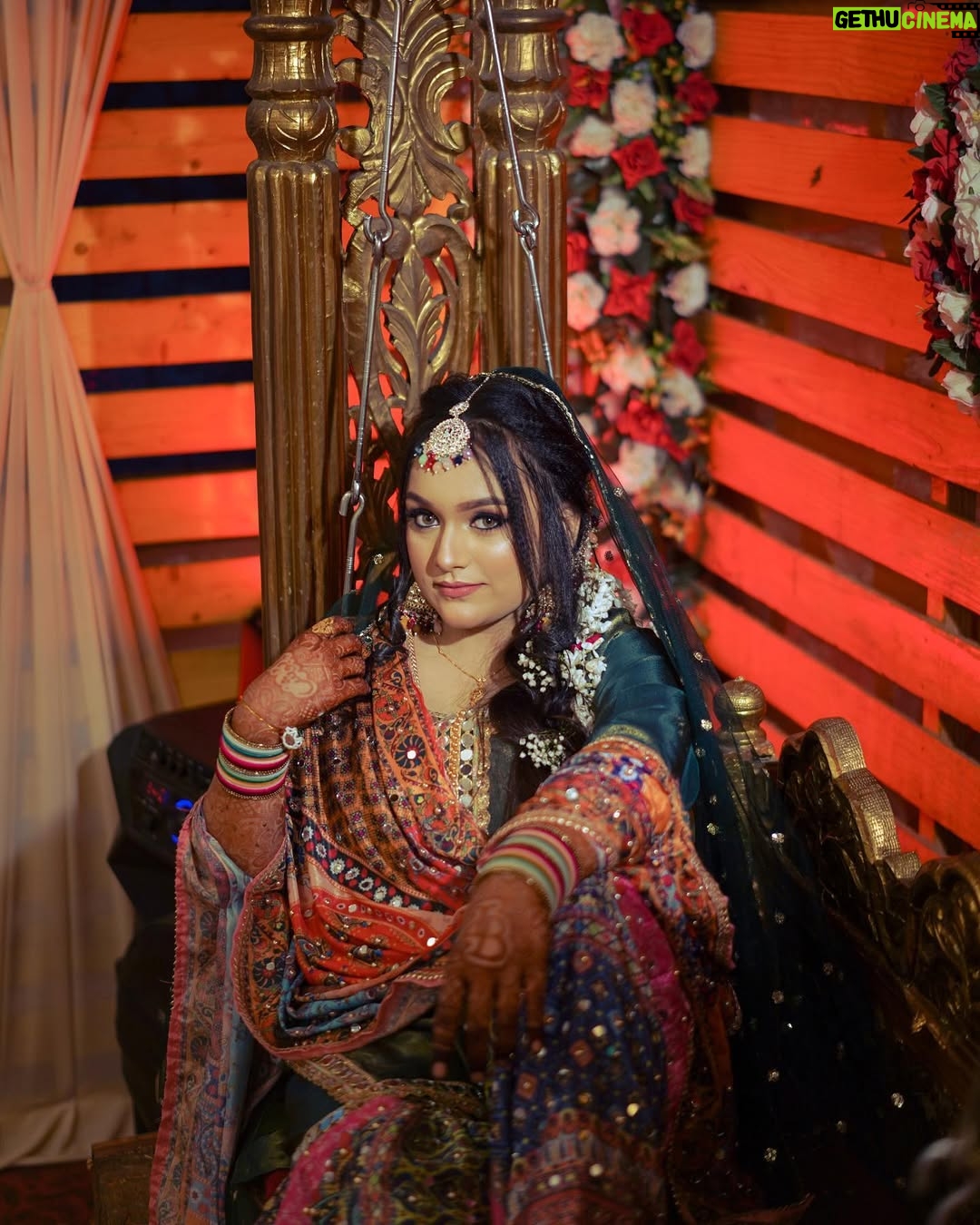 Bushhh Khan - 302.4K Likes - Mehndi pictures 💚  #ibbush 
.
.
Makeup by : @twinkle_slick_makeover_studio 

Outfit from : @irminfashion ( In Mumbra )