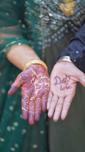 Bushhh Khan Instagram - Parents to be ♥️🌍🍼 #ibbush 
.
.
Mehndi : @nidaimran_hennaartist_studio 
#trending #viral #couplegoals #momtobe #mom #love #foryou