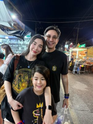 Butsakon Tantiphana Instagram - สักหน่อย เดี๋ยวเค้าจะหาว่าเรามาไม่ถึง 🗿🦪
#dignehongmanop #phakdibodin
#HongmanopHome #เปิดบ้านหงษ์มานพ
7years8months22daysold
@captainpu @dignehongmanop