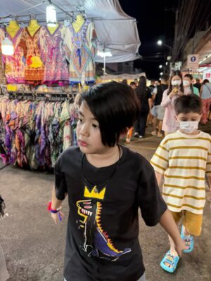 Butsakon Tantiphana Instagram - สักหน่อย เดี๋ยวเค้าจะหาว่าเรามาไม่ถึง 🗿🦪
#dignehongmanop #phakdibodin
#HongmanopHome #เปิดบ้านหงษ์มานพ
7years8months22daysold
@captainpu @dignehongmanop