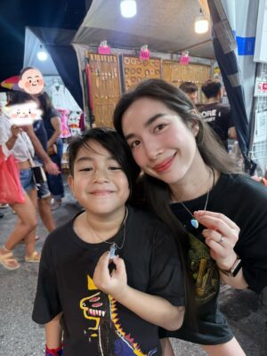 Butsakon Tantiphana Instagram - สักหน่อย เดี๋ยวเค้าจะหาว่าเรามาไม่ถึง 🗿🦪
#dignehongmanop #phakdibodin
#HongmanopHome #เปิดบ้านหงษ์มานพ
7years8months22daysold
@captainpu @dignehongmanop