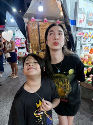 Butsakon Tantiphana Instagram - สักหน่อย เดี๋ยวเค้าจะหาว่าเรามาไม่ถึง 🗿🦪
#dignehongmanop #phakdibodin
#HongmanopHome #เปิดบ้านหงษ์มานพ
7years8months22daysold
@captainpu @dignehongmanop