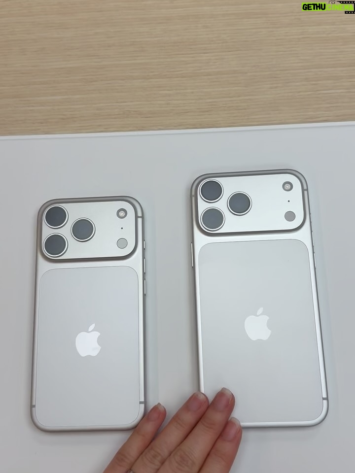 Butsakon Tantiphana - 19.6K Likes - iPhone 17📱 touched down BKK last night!! 
🇹🇭WELCOME to THAILAND🇹🇭
เมื่อคืนพวกเราได้สัมผัสและทดลองใช้ iPhone 17 เป็นกลุ่มแรกๆในประเทศไทยเลยค่ะ ก็เลยตื่นเต้นกันอย่างที่เห็นค๊าา555😆🤳🏼

#HongmanopHome #เปิดบ้านหงษ์มานพ