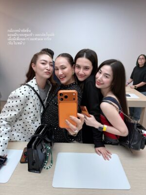 Butsakon Tantiphana Instagram - iPhone 17📱 touched down BKK last night!!
🇹🇭WELCOME to THAILAND🇹🇭
เมื่อคืนพวกเราได้สัมผัสและทดลองใช้ iPhone 17 เป็นกลุ่มแรกๆในประเทศไทยเลยค่ะ ก็เลยตื่นเต้นกันอย่างที่เห็นค๊าา555😆🤳🏼
#HongmanopHome #เปิดบ้านหงษ์มานพ